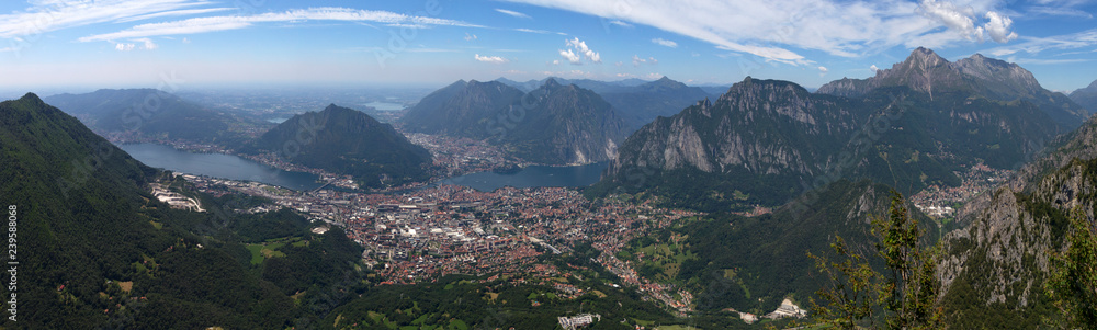 Fototapeta premium Piani d'Erna, Lombardia (Widok Lecco)