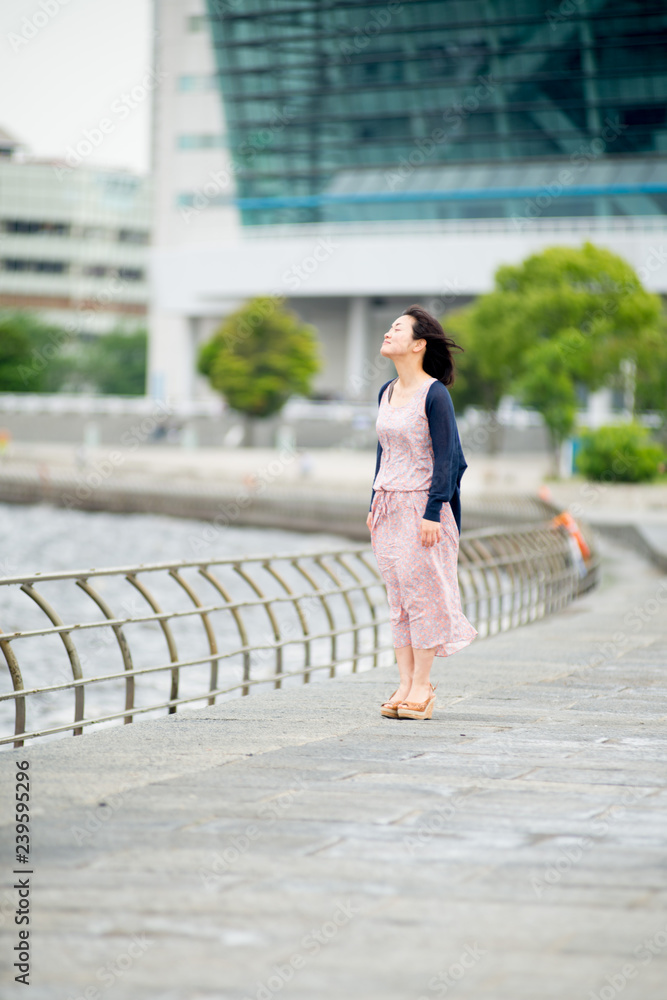 Fototapeta premium Asian female model poses for pictures on the street