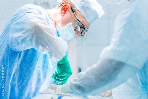 Photos Portrait of a neurosurgeon conducting an operation to save the patient's life