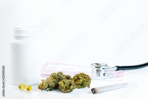 Cannabis als Medizin mit Hanfkapseln, Stethoskop, Joint und Tablettendose