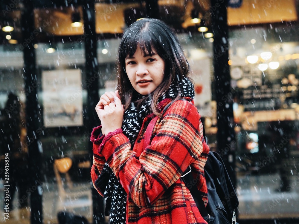 Fototapeta premium portret młodej kobiety w mieście