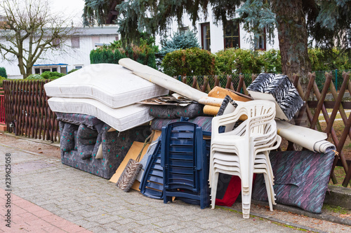 Tableau sur toile Sperrmüll am Strassenrand