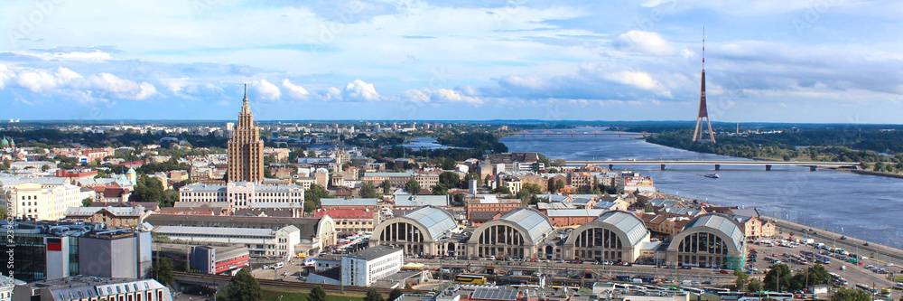 Riga / Lettonie - Panorama avec Académie des sciences, Marché central et Tour de la télévision