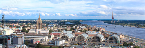 Bild auf Leinwand Riga / Lettonie - Panorama avec Académie des sciences, Marché central et Tour de
