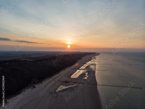 Menschenleerer Strand an der Nordsee bei Sonnenschein  Luftaufnahme  Drohne 