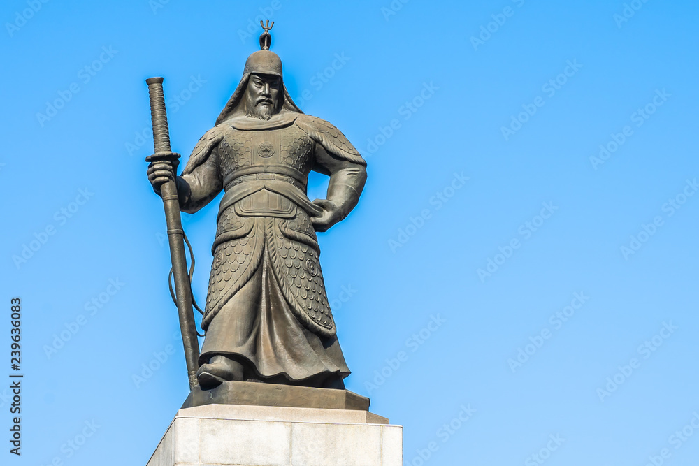 Fototapeta premium Beautiful Statue Admiral Yi Sun Shin
