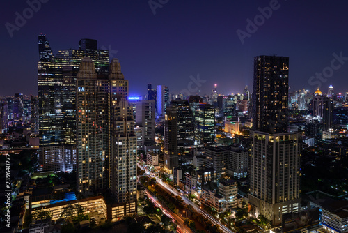 Tráfico y luces en una fotografia de Bangkok nocturna