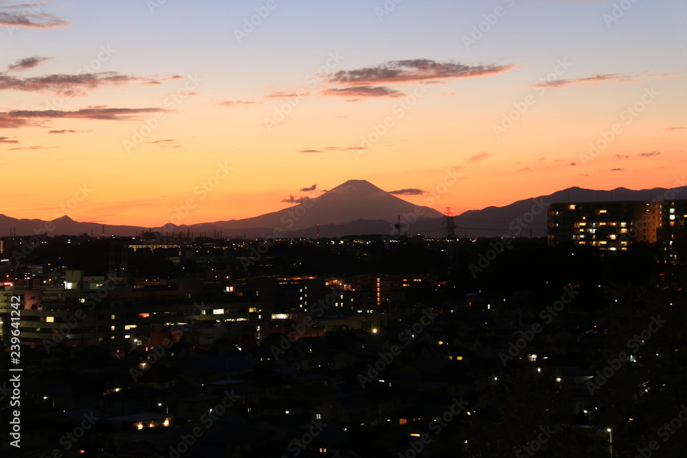 晩秋　夕焼けに佇む富士山　横浜東戸塚からの風景
