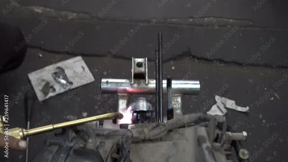 Repair piston of motorcycle,Cut the piston out of the cylinder Repair piston of motorcycle,Cut the piston out of the cylinder