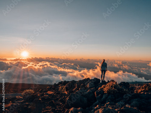 Papier peint a girl with wanderlust standing on Haleakalā and watching the sunset