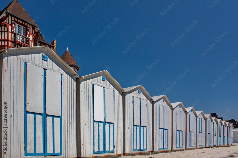 Fototapeta premium Le Crotoy. Cabines de bain en front de mer. Picardie. Hauts de France