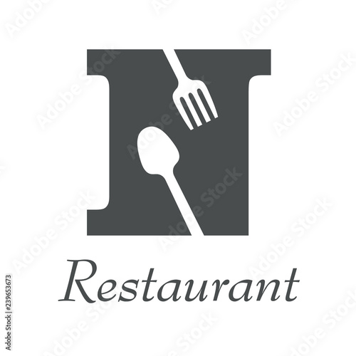 Logotipo con texto Restaurant y letra N mayúscula con cubiertos color gris