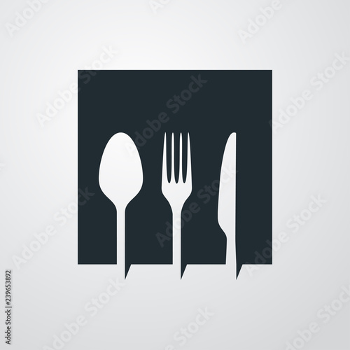 Icono plano con cubiertos en espacio negativo en cuadrado en fondo gris