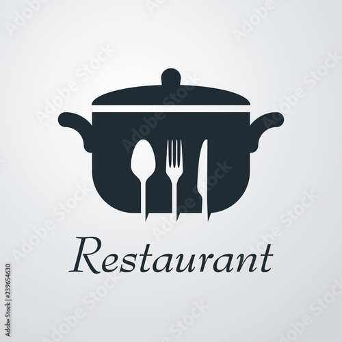 Logotipo con texto Restaurant con cubiertos en espacio negativo en cacerola en fondo gris