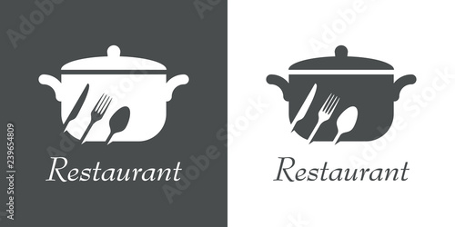 Logotipo con texto Restaurant con cubiertos inclinados en espacio negativo en cacerola en gris y blanco