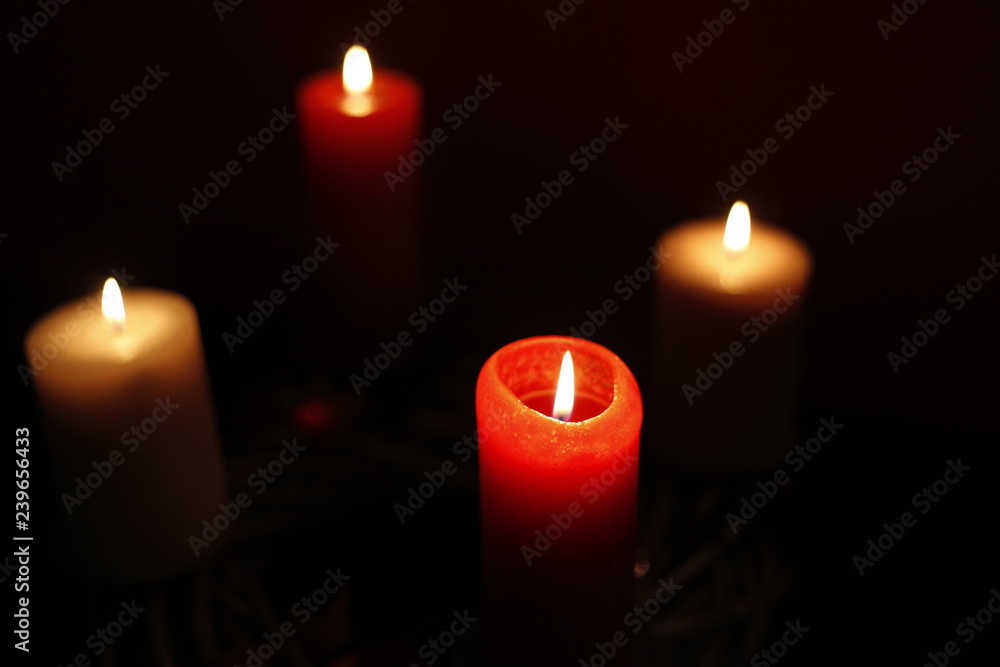 Adventszeit mit 1, 2, 3, 4 brennenden Kerzen. Adventszeit mit 1, 2, 3, 4 brennenden Kerzen.