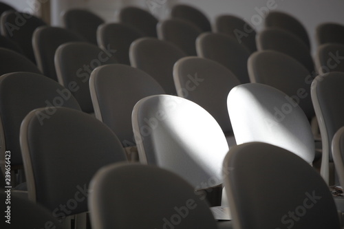 Sitzreihe Saal Theater Licht und Schatten, leere Plätze