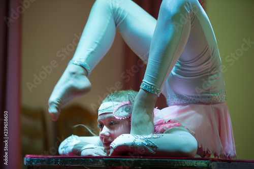 Φωτογραφία Girl gymnast performs on stage