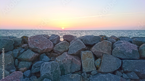 Schutz Damm an der Mole mit Steinen am Meer