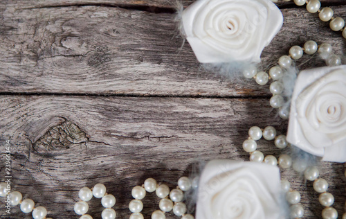 fleurs et perles décoration sur bois rustique