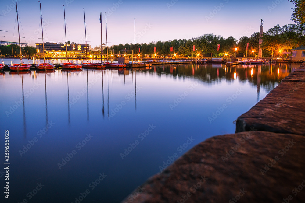 Fototapeta premium Beleuchtete Promenade am Maschsee Nordufer in Hannover am Abend