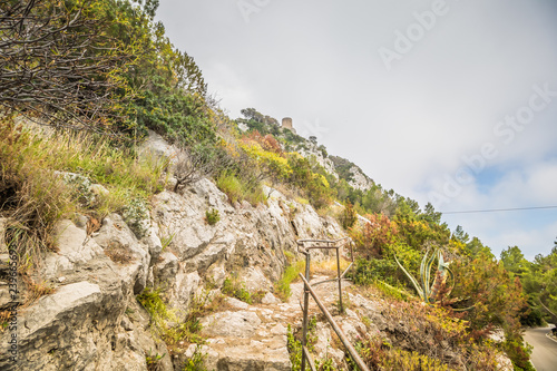 Die steinige Westküste der Insel Capri mit ihrem wunderschönen Wanderpfad und einigen kleinen Festungsruinen. photo