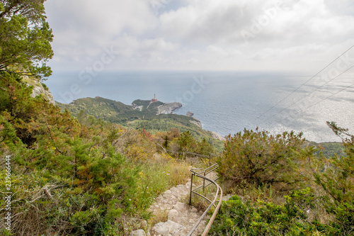 Die steinige Westküste der Insel Capri mit ihrem wunderschönen Wanderpfad und einigen kleinen Festungsruinen. photo