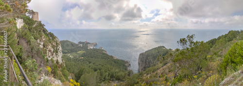 Die steinige Westk  ste der Insel Capri mit ihrem wundersch  nen Wanderpfad und einigen kleinen Festungsruinen.