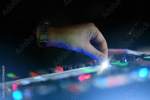 console son mix technicien concert musique ingénieur son bouton main réglage régler spectacle