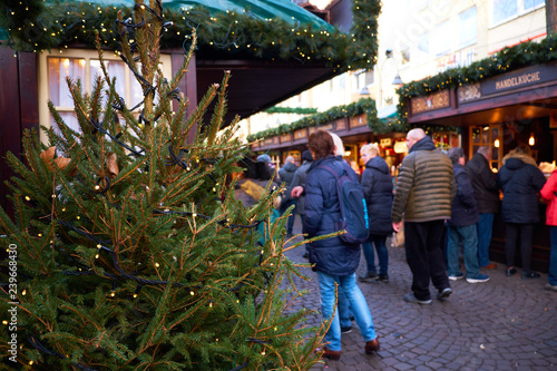 Kölner Weihnachtsmarkt am Heumarkt. Die Weihnachtsmärkte in Köln ziehen jedes Jahr Besucher aus aller Welt an.