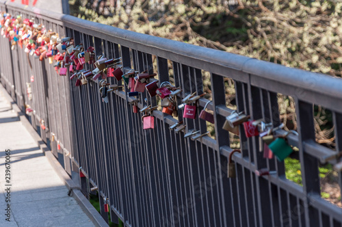 Wallpaper Mural love locks Torontodigital.ca