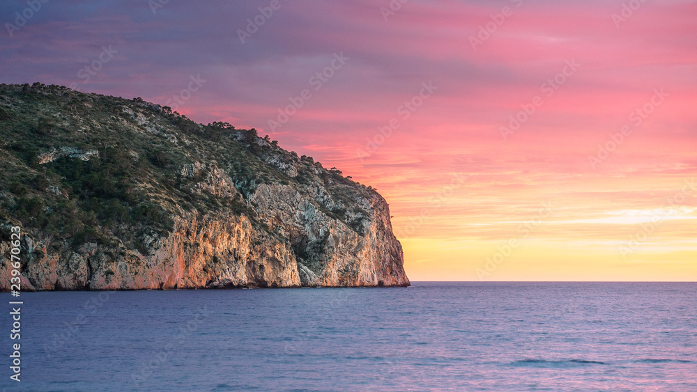 Vista de un acantilado sobre el mar en un bonito atardecer en Mallorca