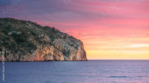 Vista de un acantilado sobre el mar en un bonito atardecer en Mallorca © Miguel