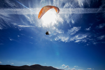 Fotobehang Luchtsport Paraglider glijdt langs heldere lucht  © wip-studio