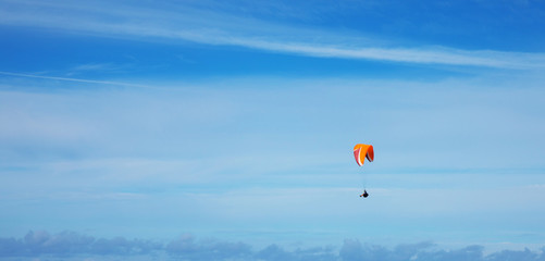 Fotobehang Luchtsport Paragliden tegen strakblauwe lucht  © wip-studio