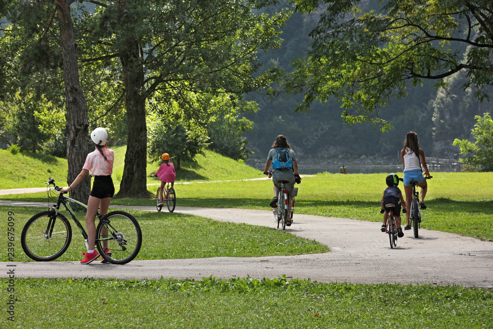 Obraz premium Ponte Caffaro, famiglia di ciclisti nel parco