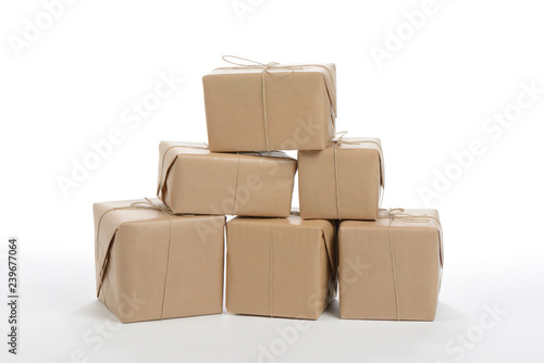 Cajas de regalo apiladas sobre fondo blanco © imstock