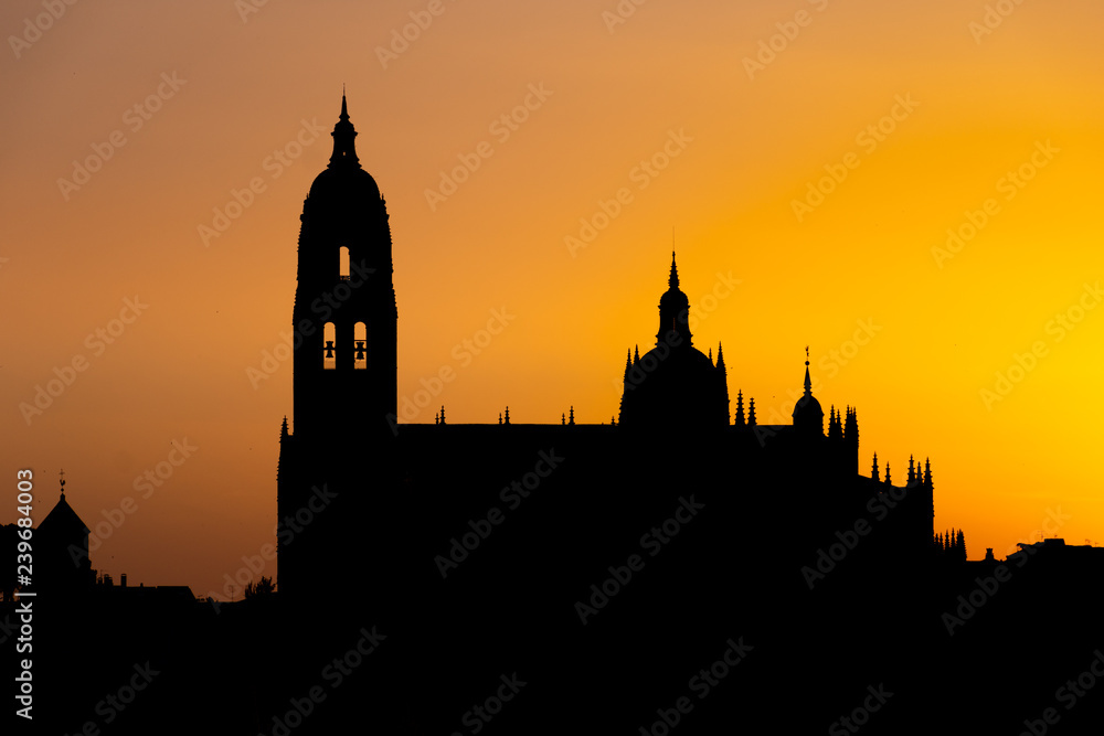 Silueta de la catedral de Segovia al amanecer