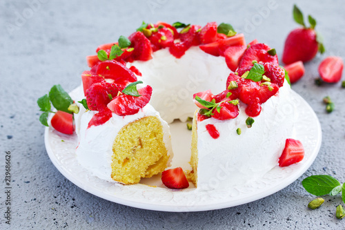 Vanilla cake with cream and strawberries.