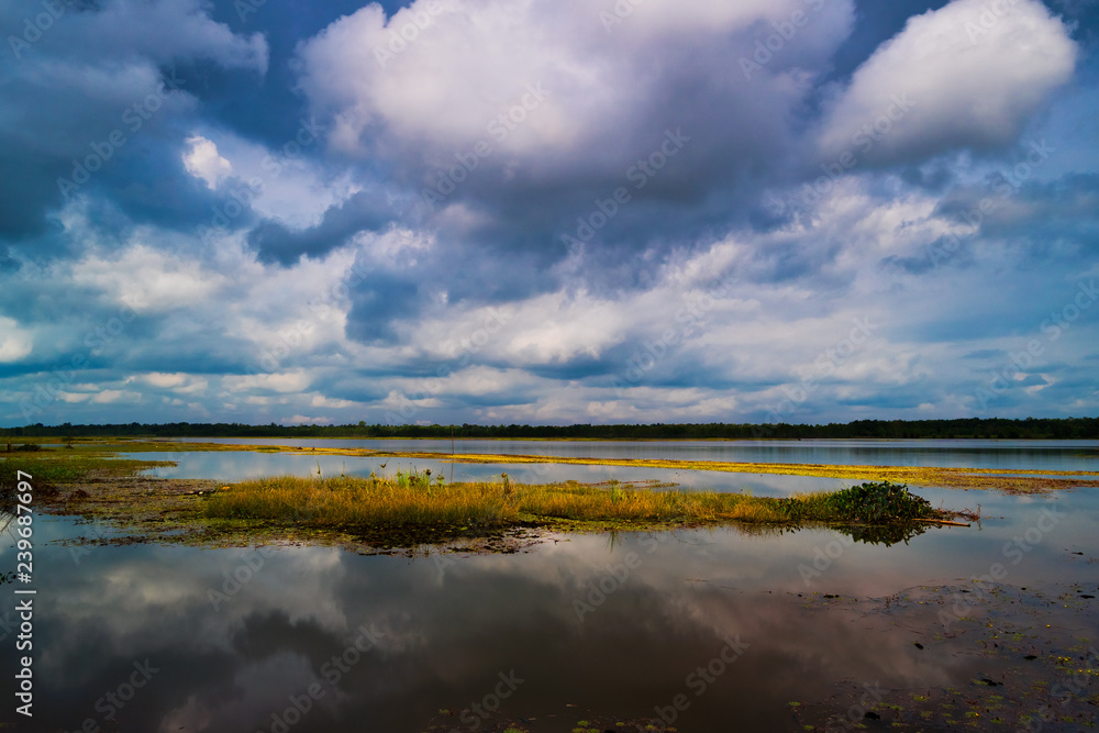 Landschaft See mit Wolkenspiegelung