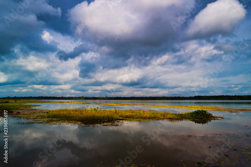 Landschaft See mit Wolkenspiegelung