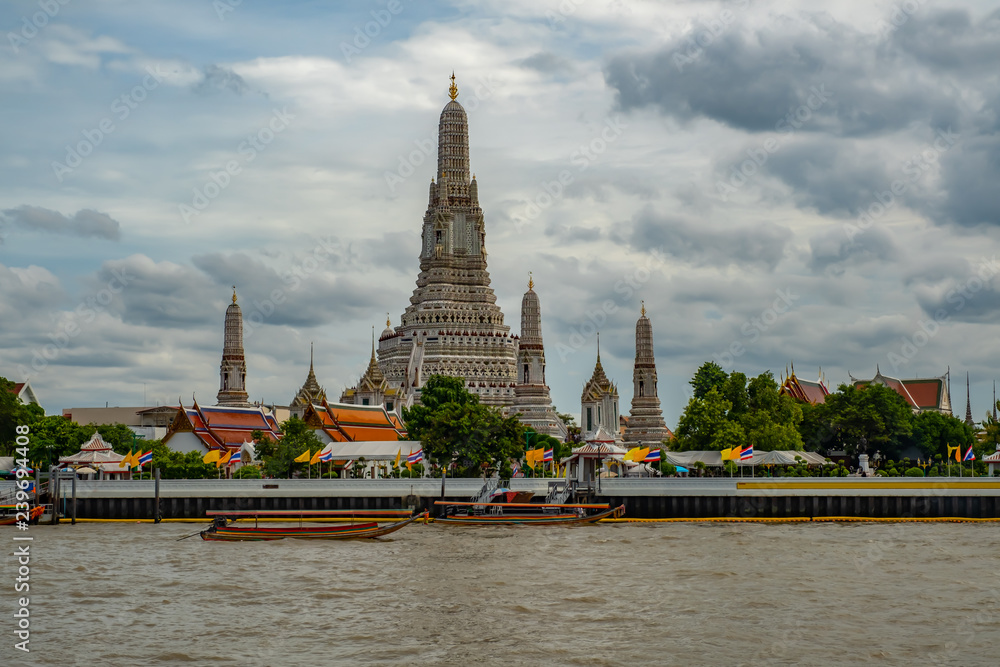 Fototapeta premium Słynna świątynia w Tajlandii (Wat Arun)