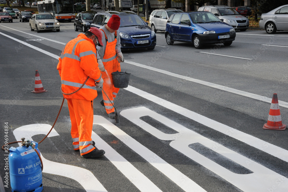 Naklejka premium Anbringung neuer Fahrbahnmarkierung