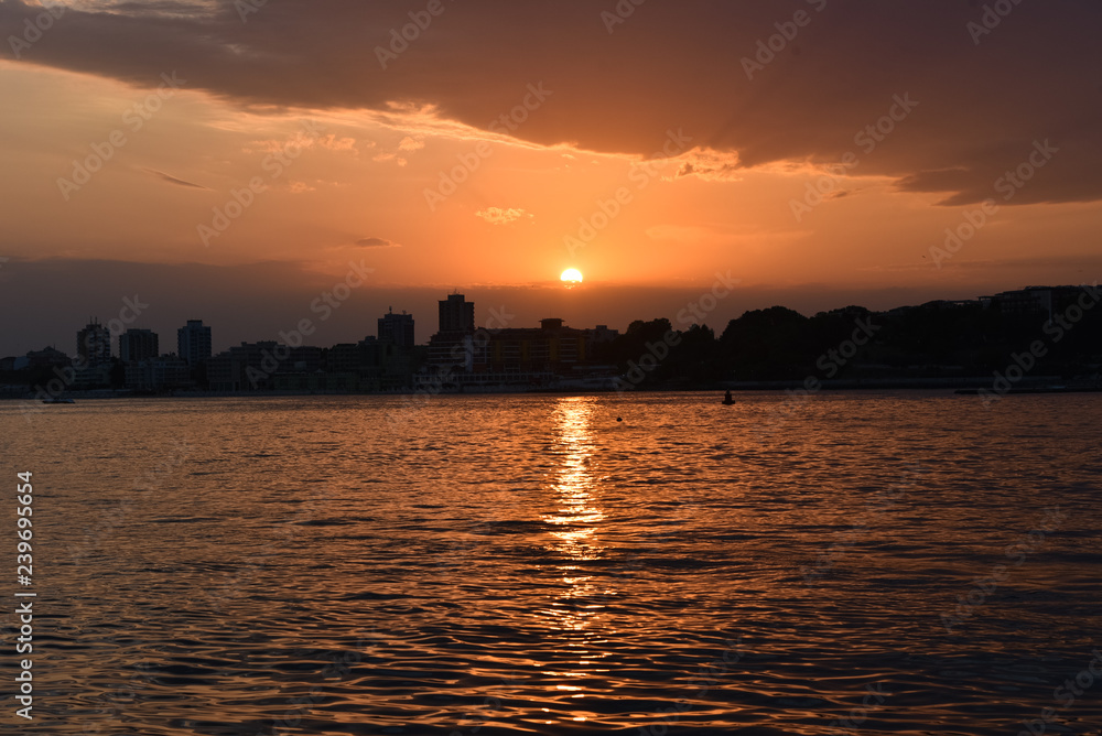 Naklejka premium Bulgaricher Strand am Schwarzen Meer, Sonnenuntergang