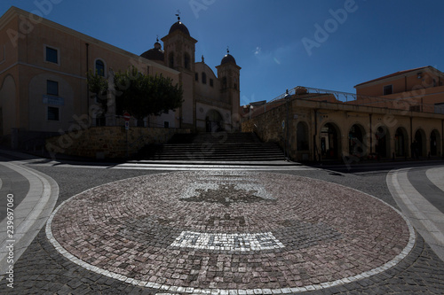 Fotografi Piazza Di Ales (Oristano) fronte cattedrale -Sardegna