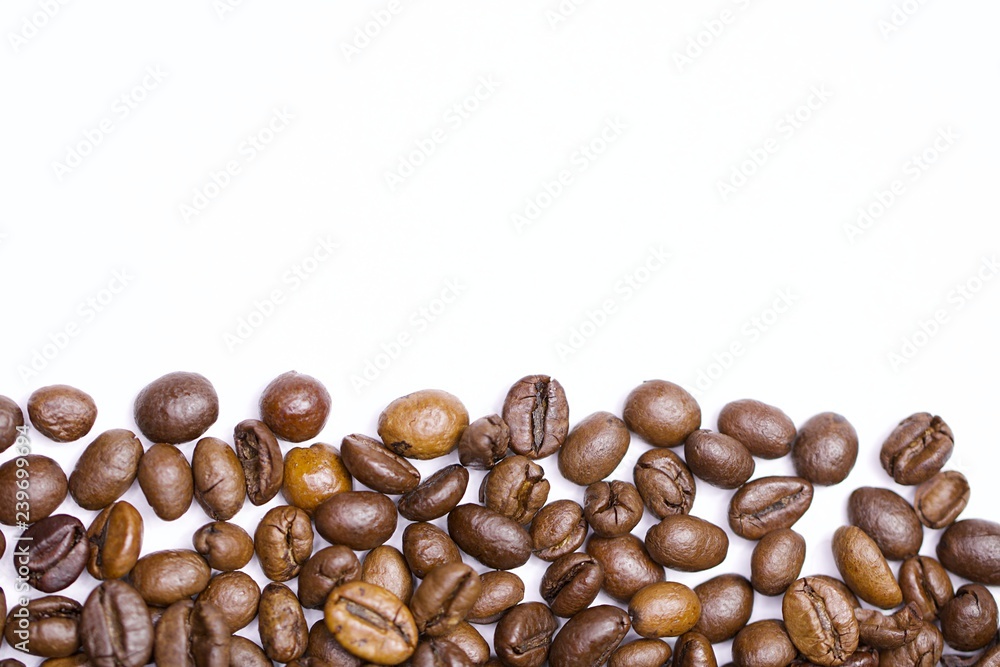 Obraz premium Coffee beans on white Background with copy space