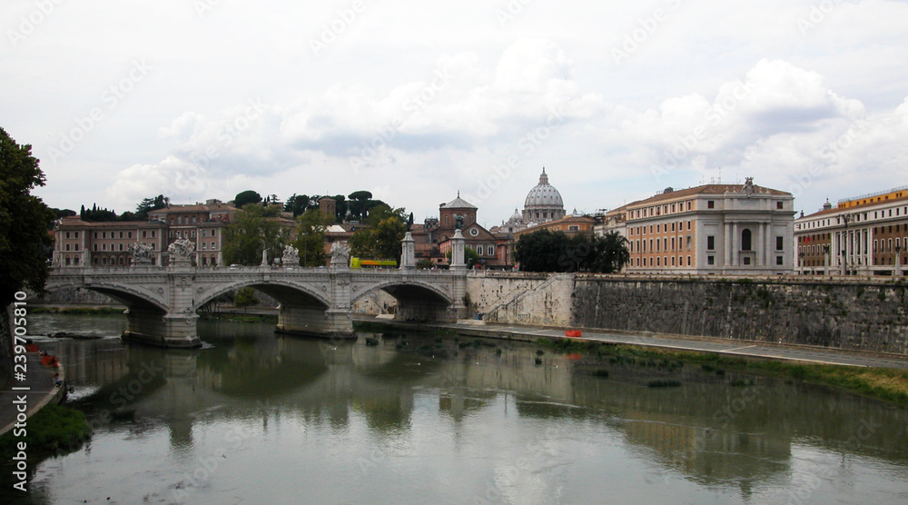 Bridge il Tevere a Ponte Vittorio Emanuele II in Rome, Italy 