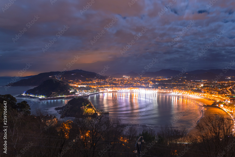 Fototapeta premium Widok z góry Igeldo z Donostii-San Sebastian i zatoki Kontxa (La Concha) w Kraju Basków.