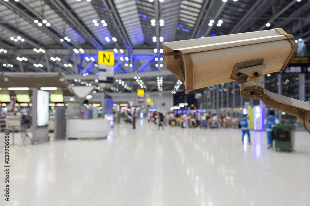 Naklejka premium Kamera bezpieczeństwa CCTV zabezpieczona do ochrony na międzynarodowym lotnisku. Tło z miejsca na kopię.