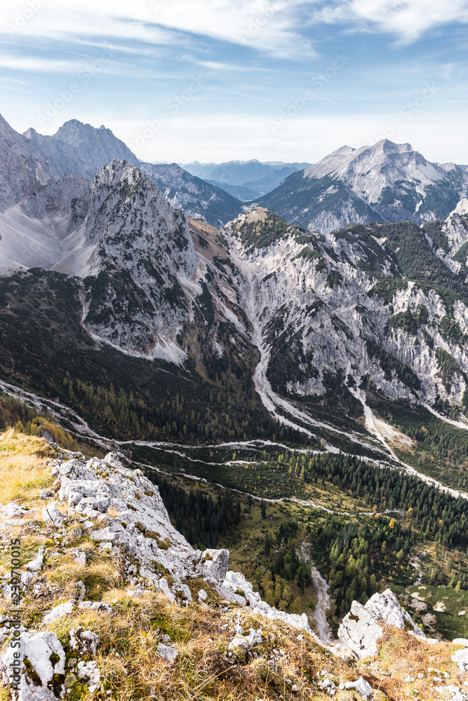 Karwendelgebirge, Blick vom Torkopf zur Soiernspitze (rechts hinten). Links Steinkarspitze und Hochkarspitze. Im Tal der Rontalboden Richtung Hinterriß, Tirol, Österreich.